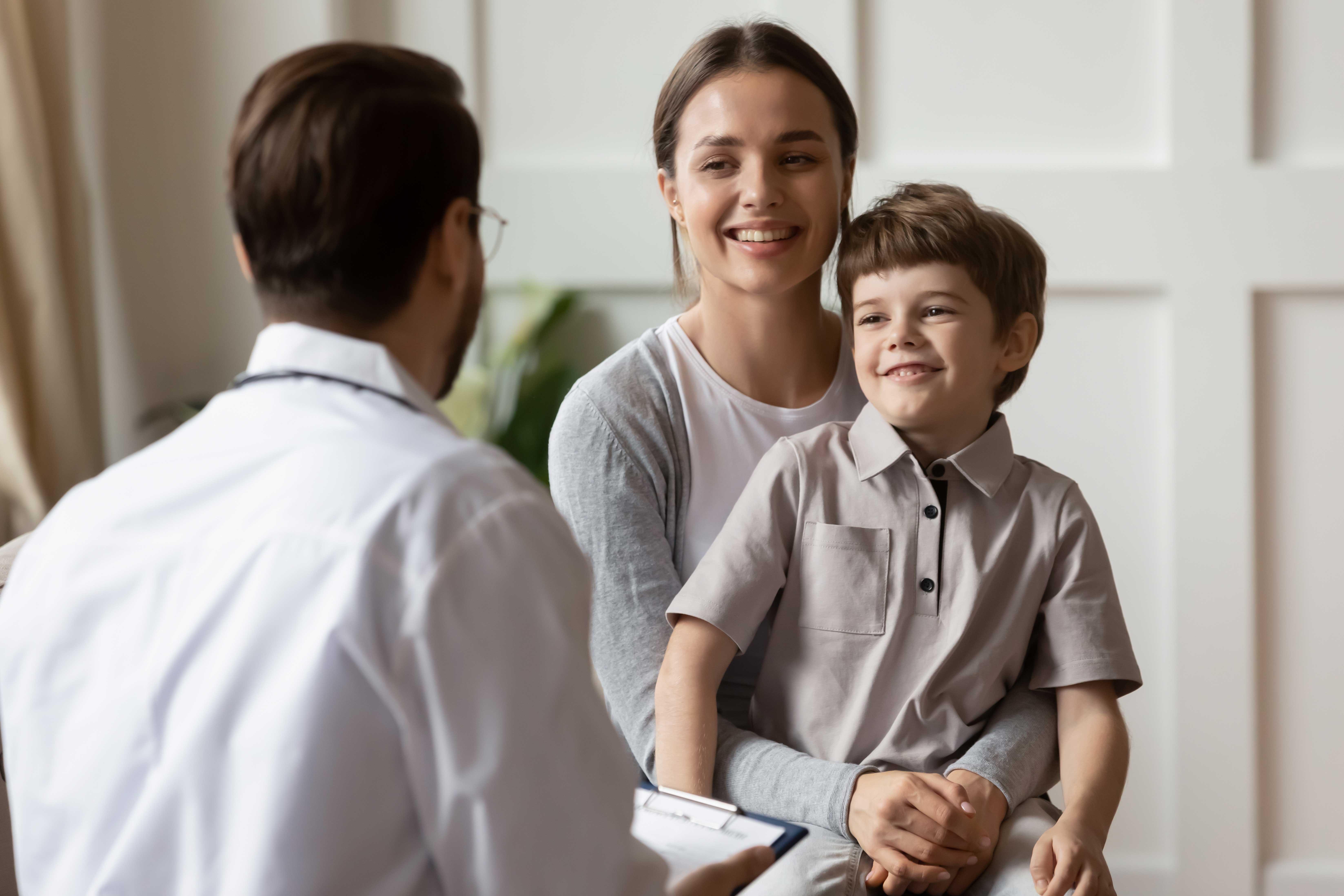 Image Mother and child with a doctor